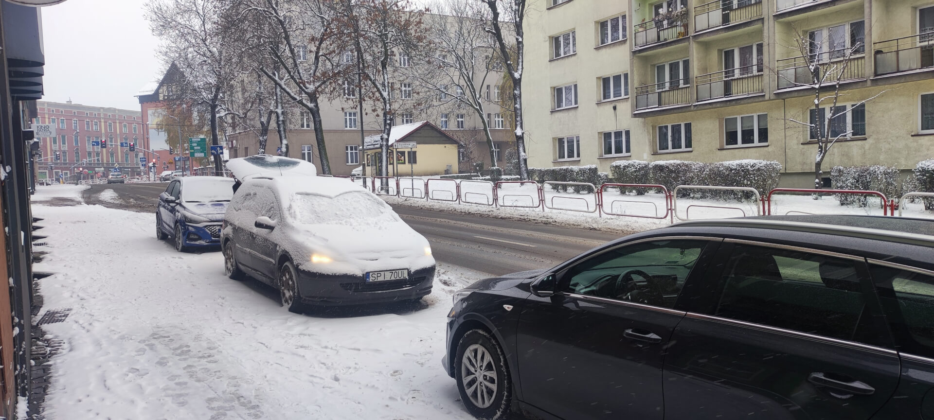 Nie zapomnijcie o odśnieżeniu pojazdów