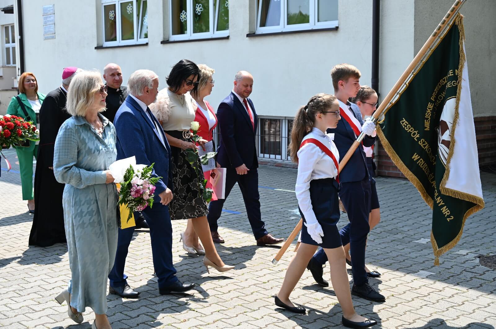 Kwiaty przed tablicą złożyli włodarze miasta i przedstawiciele IPN