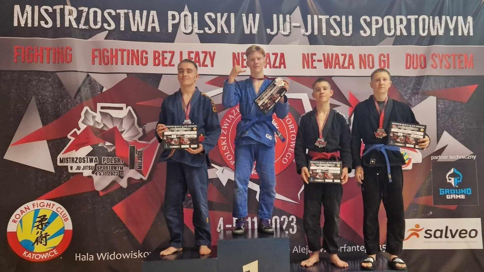 Czterech zawodników - wszyscy z medalami - zespół Academia Gorila