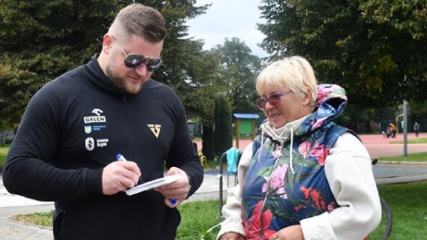 Najmłodsi i nieco starsi - każdy chciał mieć autograf mistrza świata w rzucie młotem