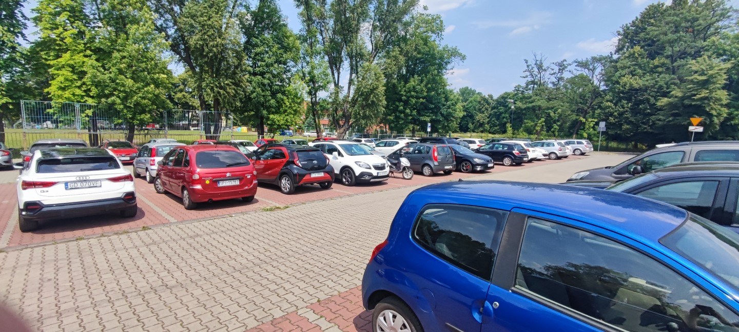 Parking przy kąpielisku - full