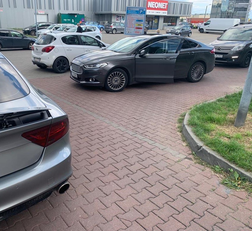 Brak dojazdu do parkingu - protest lokatorów 1 Maja 316