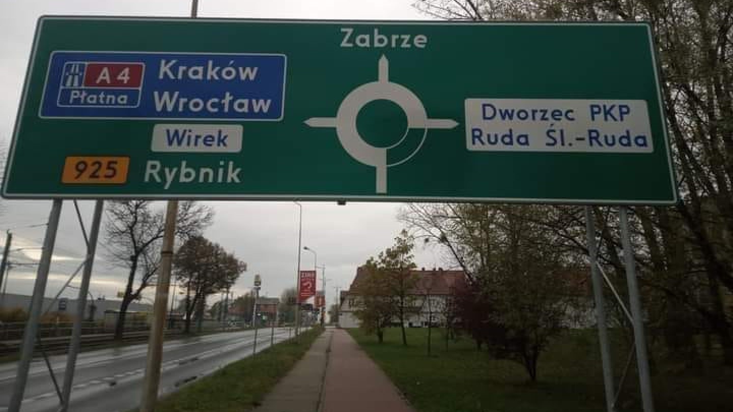 Na rondzie w lewo? To błąd grafika...