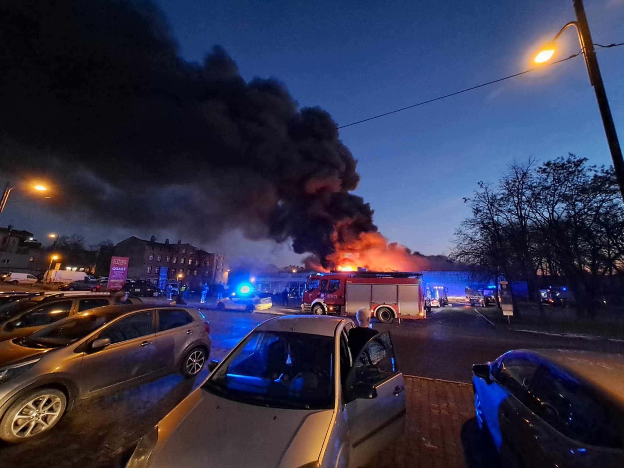 Pożar sklepu z odzieżą w Wirku. Z żywiołem walczy 20 zastępów Straży Pożarnej